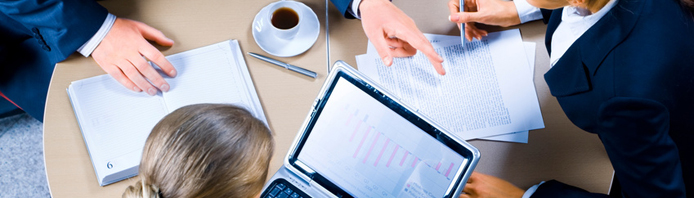 Foto grupo de personas trabajando